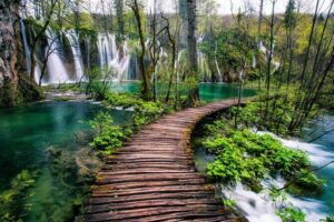 From Zadar: Plitvice Lakes Guided Day Tour with Tickets - 4 hours of upper and lower waterfalls: how to make your time count