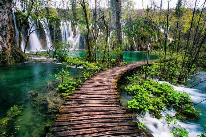 From Zadar: Plitvice Lakes Guided Day Tour with Tickets - 4 hours of upper and lower waterfalls: how to make your time count