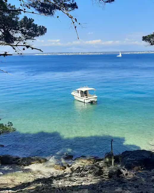 Zadar: Half-Day Island-Hopping and Lagoons Cruise with Fruit - First stop: Rivanj Island and that lagoon-water first impression