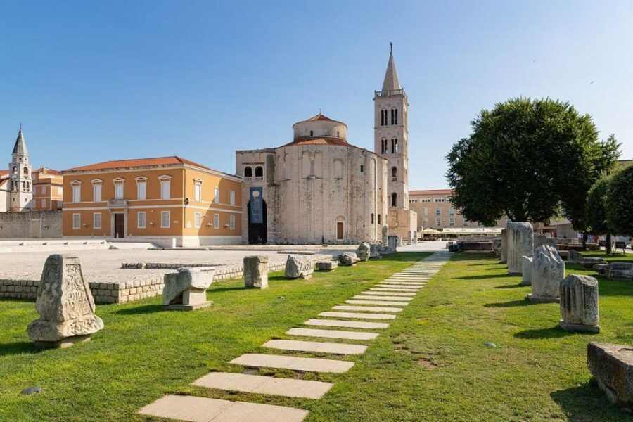 Zadar: Old Town Evening Group Guided Walking Tour - St. Donatus Church and St. Anastasia’s Cathedral: two big anchors of Zadar