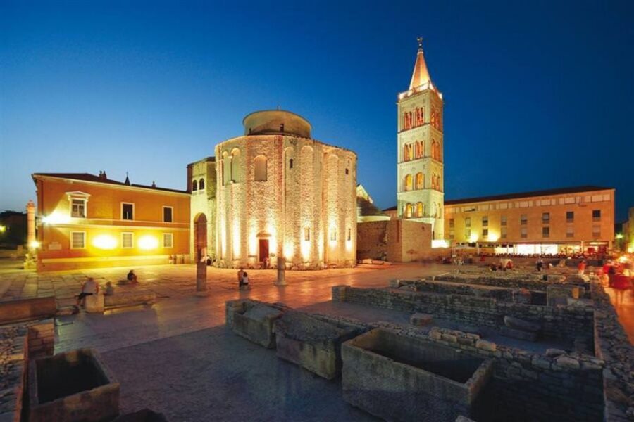 Zadar: Old Town Evening Group Guided Walking Tour - The old town peninsula walk: Forum, Kalelarga, and the main squares